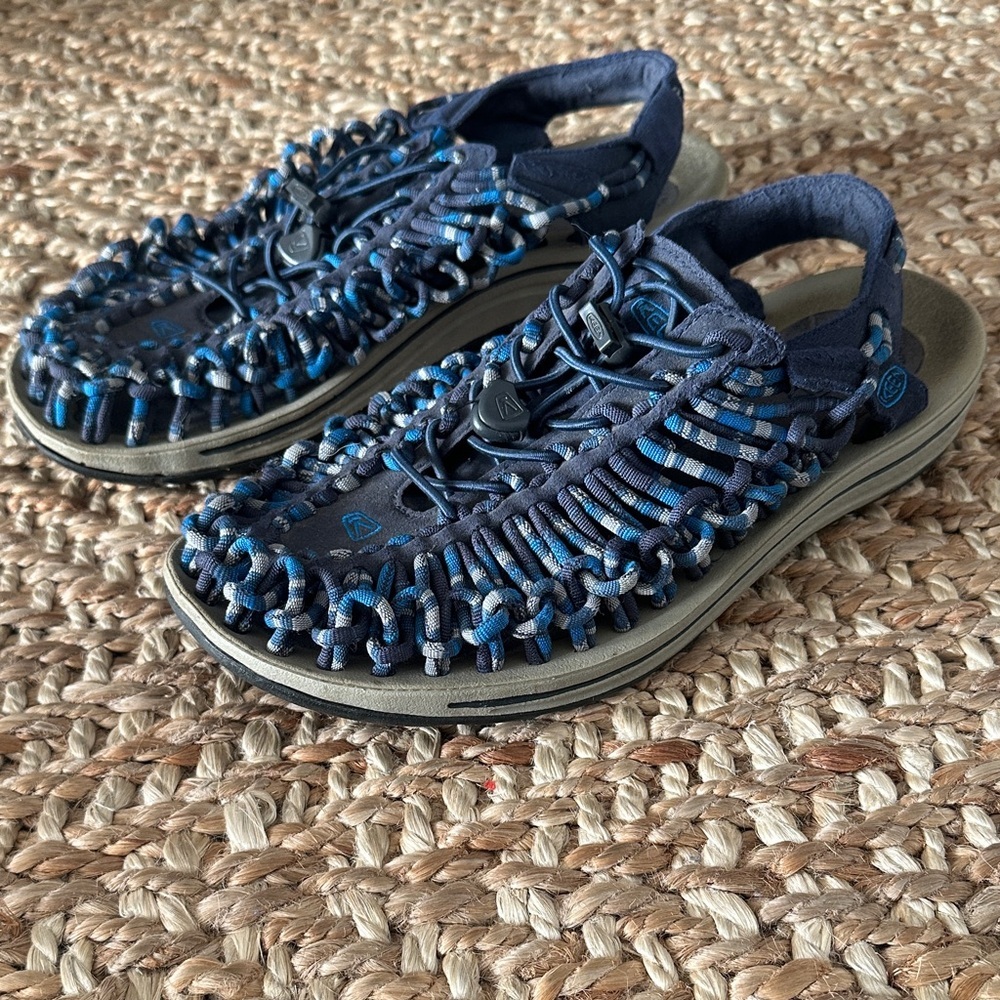 Keen Women's UNEEK Sneaker size 8.5